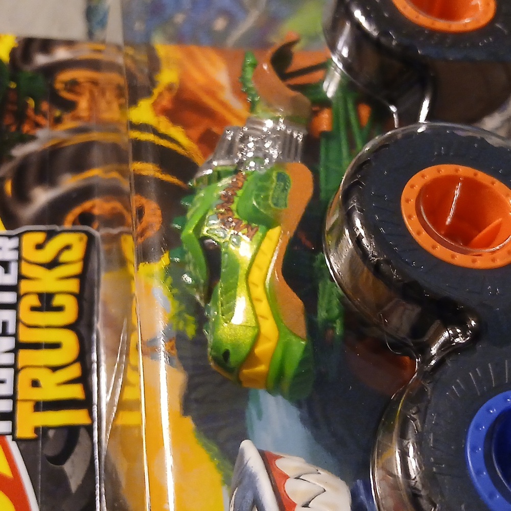 Hot Wheels Monster Trucks - Blue and Green Great Bite Vs Rageasaur - Picture 3 of 7